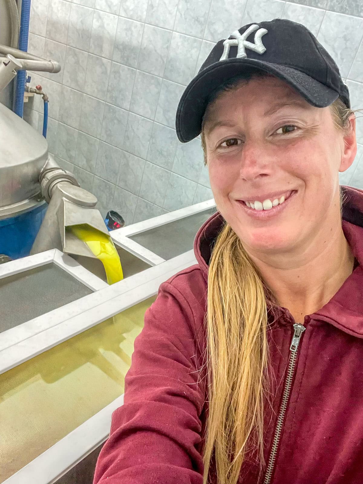 Vendy z Theikos.cz v lisovně olivového oleje v Agios Stefanos